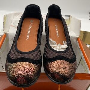 NWT bernie mev. Women's Vixen‎ Metallic and black flats Shoes size 8-8.5